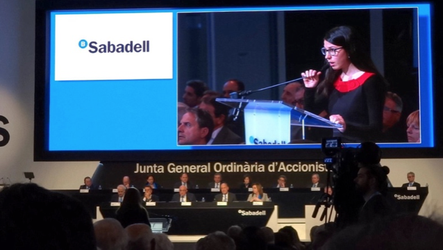 La Campanya Banca Armada a la junta d’accionistes de Banc Sabadell