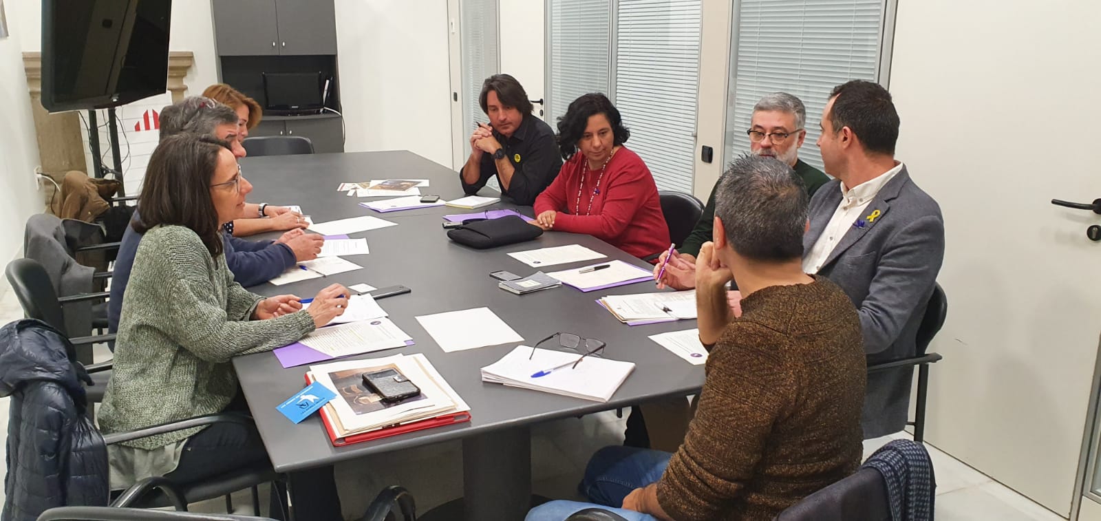 Membres de la Campanya Demilitaritzem l’Educació es reuneix amb els grups parlamentaris que van donar suport a l’aprovació de la Moció 55/XI de Desmilitarització de Catalunya