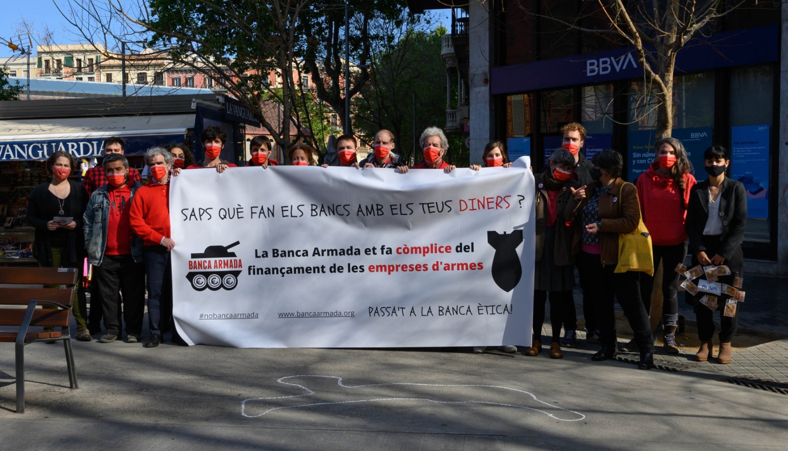 La Campaña Banca Armada denuncia en una acción en Barcelona y en su Junta de Accionistas, las inversiones del BBVA en el negocio de la guerra