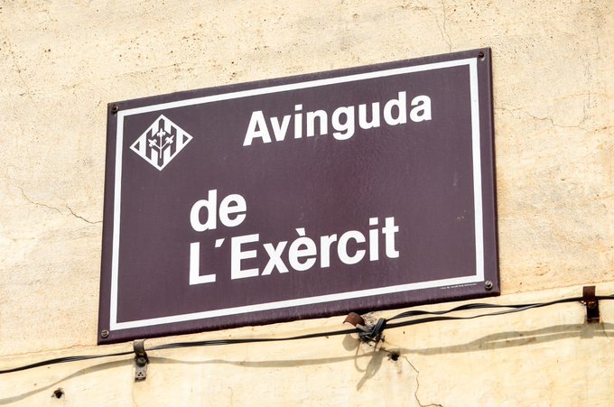 La plataforma Desmilitaritzem l’Educació de Lleida celebra una rueda de prensa para pedir que la Avenida del Ejército se renombre como la Avenida Arcadi Oliveres