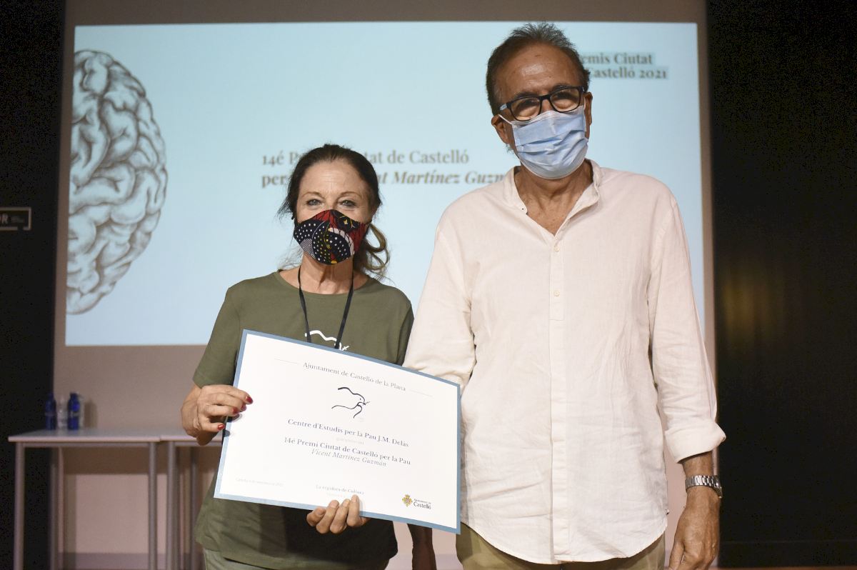 El Centre Delàs recibe el Premio Ciutat de Castelló per la Pau Vicent Martínez Guzmán por su labor de investigación por la paz
