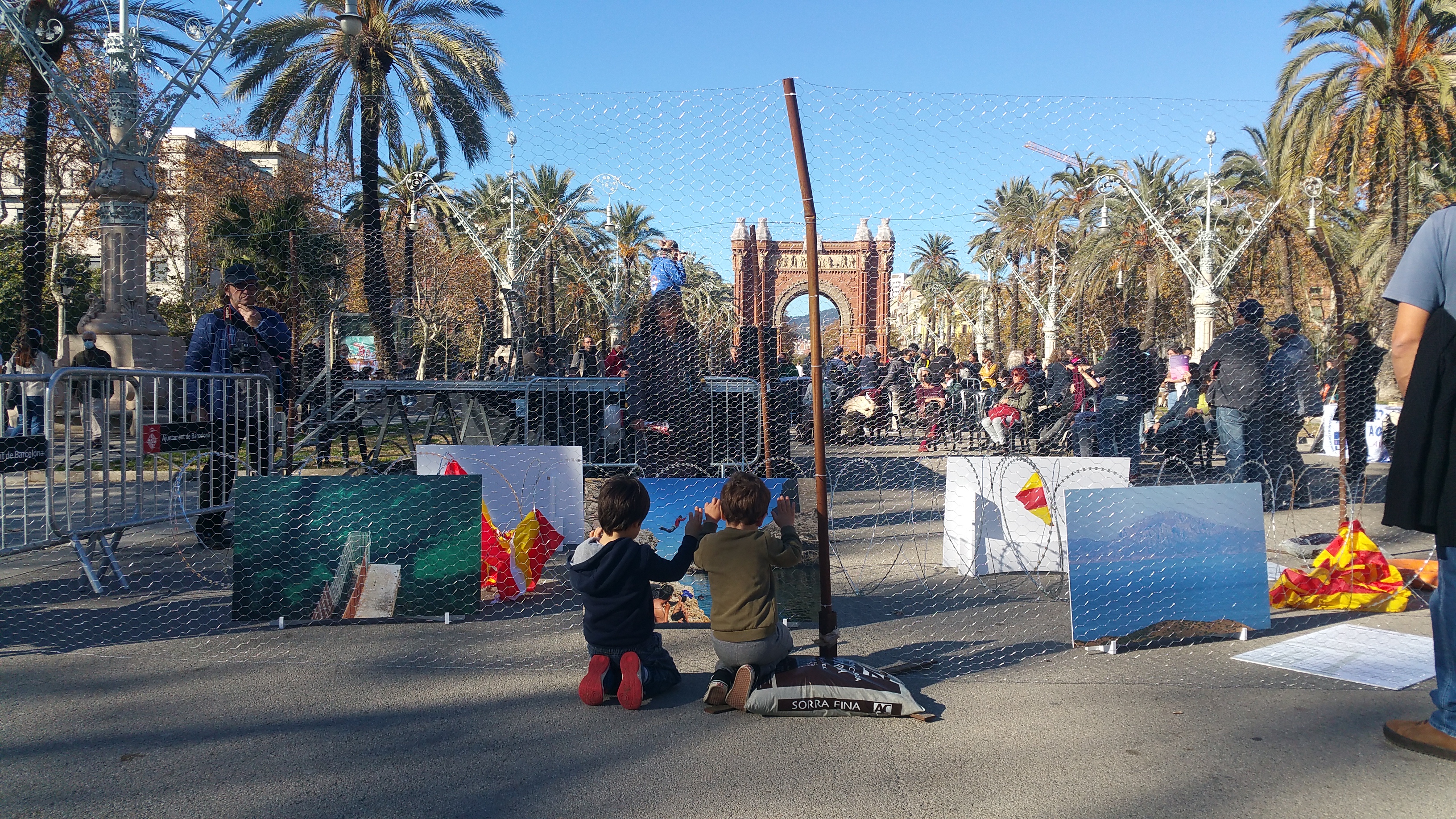 El Centre Delàs se moviliza contra la militarización de fronteras con una exposición en forma de muro en el Arc de Triomf de Barcelona y diversas actividades en el marco del 12D