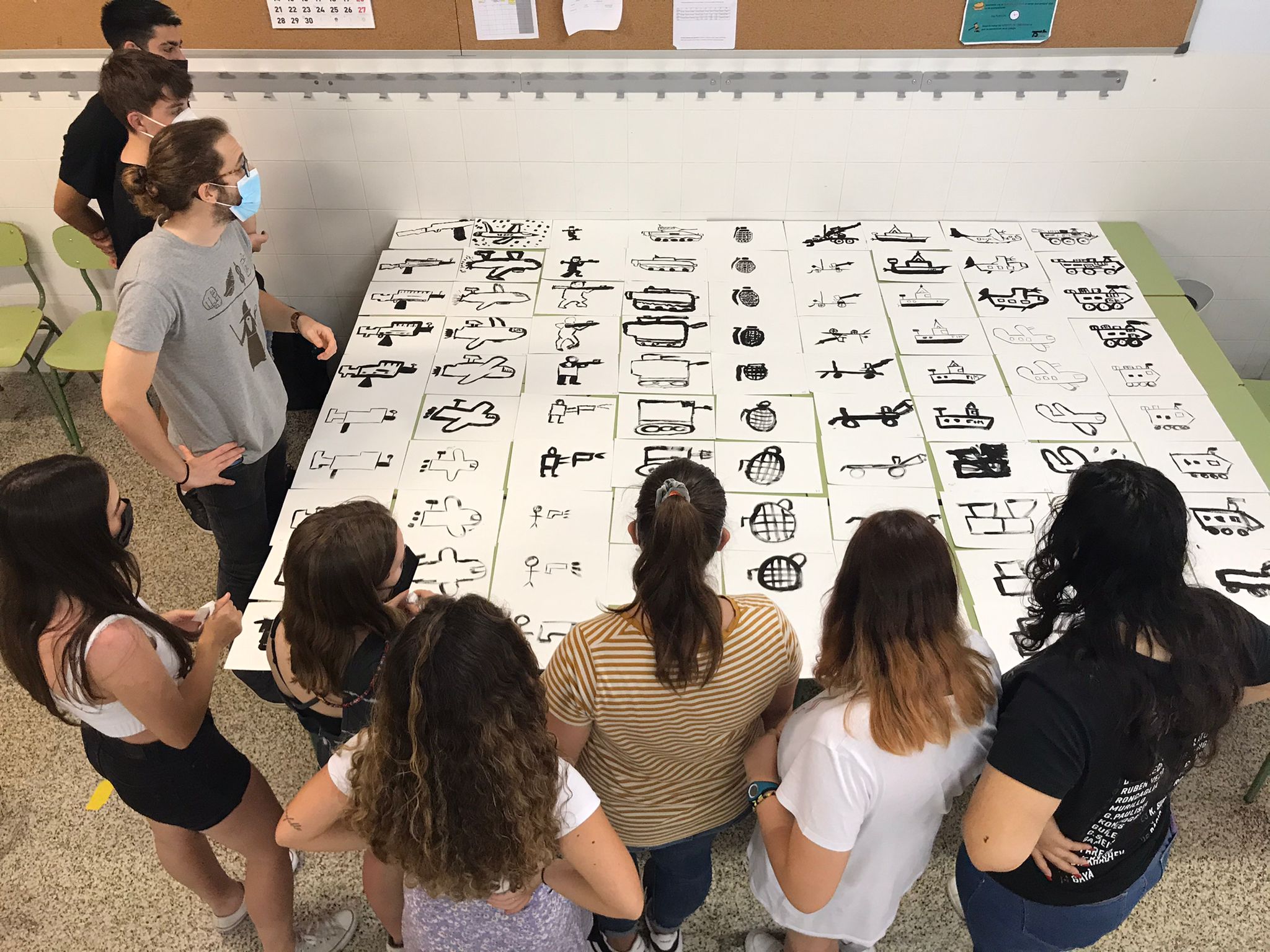 El Centre Delàs i el reconegut artista urbà Escif treballen l’activisme per la pau amb alumnes de batxillerat a València