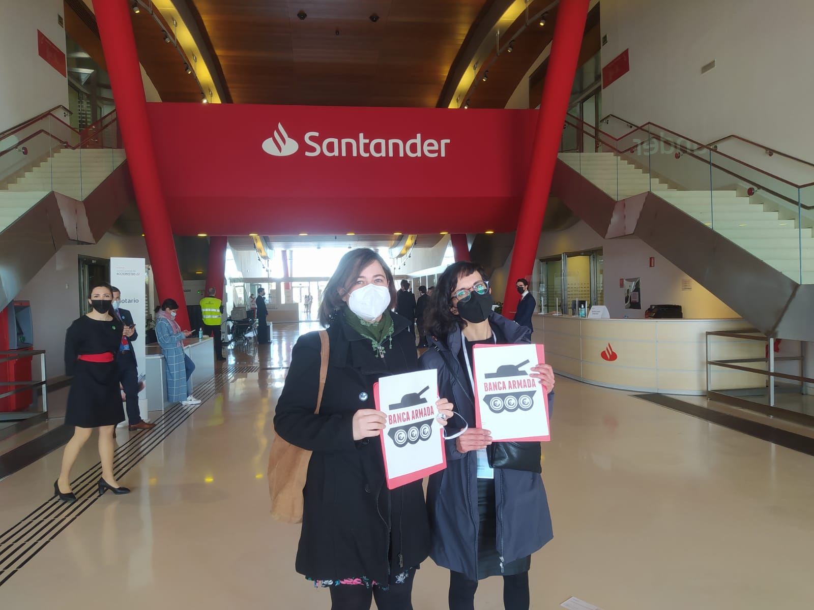 Santander entre los 10 bancos europeos que más invierten en empresas que fabrican armamento nuclear