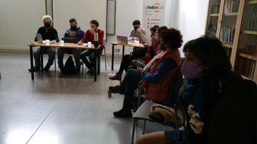 La segunda sesión de la Escuela Pacifista en Barcelona reúne a activistas de todo el Estado español para aprender sobre la guerra de Ucrania y los vínculos entre crisis climática y género, y militarismo