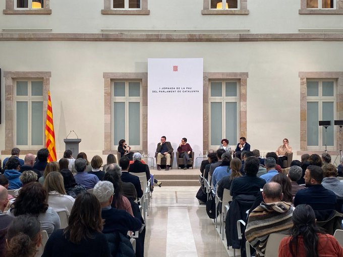 El Centre Delàs participa juntament amb les entitats de pau catalanes a la primera Jornada de la Pau del Parlament que rep els premis Nobel de la Pau 2022