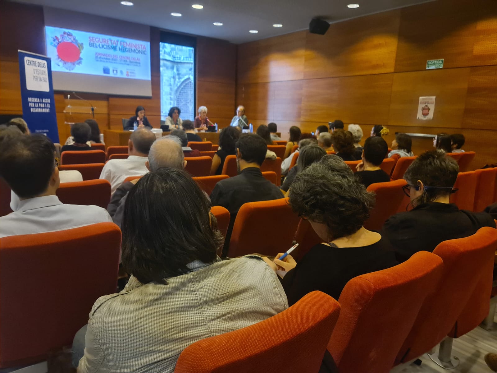 Las Jornadas “Seguridad feminista contra el belicismo hegemónico” reúnen a cerca de un centenar de personas en Barcelona para debatir y poner en valor teorías críticas de la seguridad